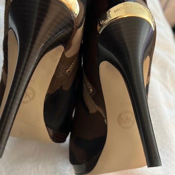 New Real Fur Michael Kors Camo Cav Hair booties & matching chained wallet.😍 - Picture 10 of 16